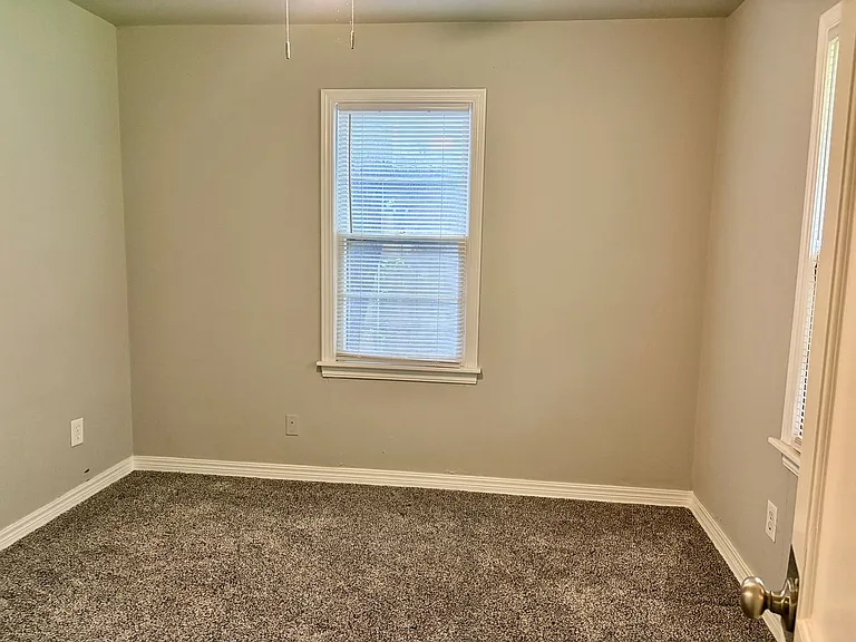 1702 W Britton Rd — Photo 16