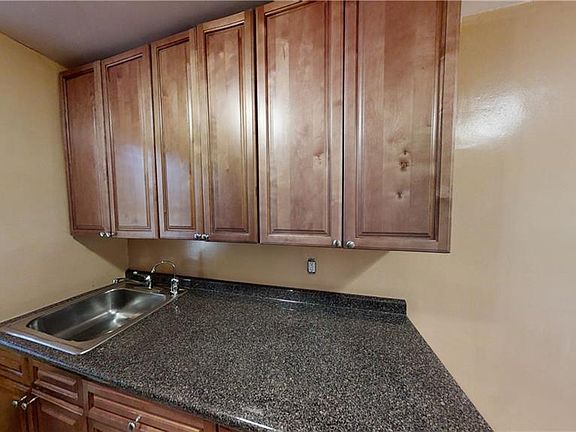 4th image of 480 Riverdale Ave APT 6B