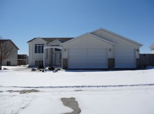 1686 Oakwood Dr, West Fargo, ND 58078