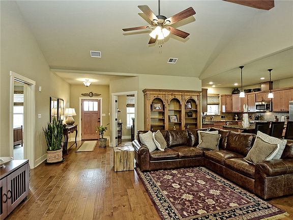 4th image of 21935 Briarcliff Dr