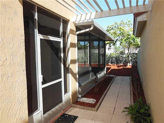 Zero lot side yard access with pavers