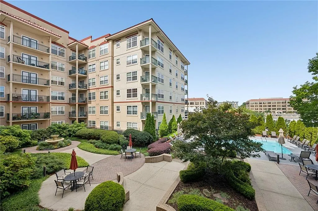1 bed, 1.0 bath, 886 sqft, $2,000 — Photo 2