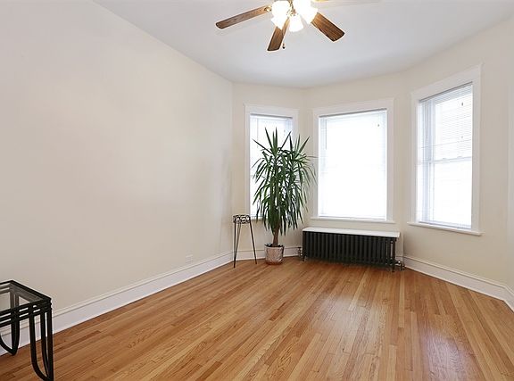 3rd image of 3921 N Leavitt St #1