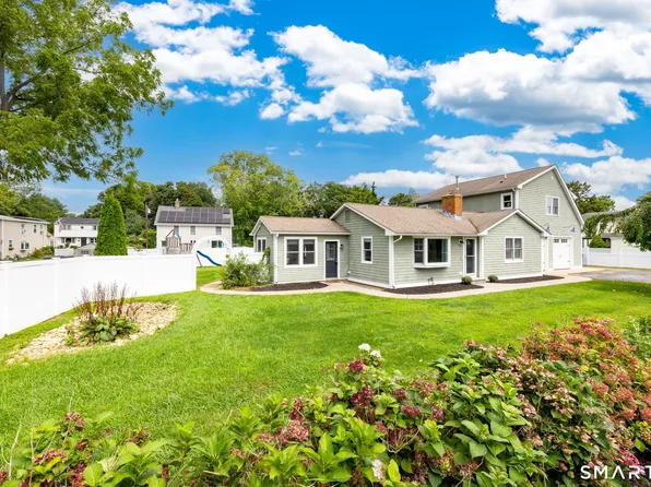 6 Willard Street, Old Saybrook, CT 06475