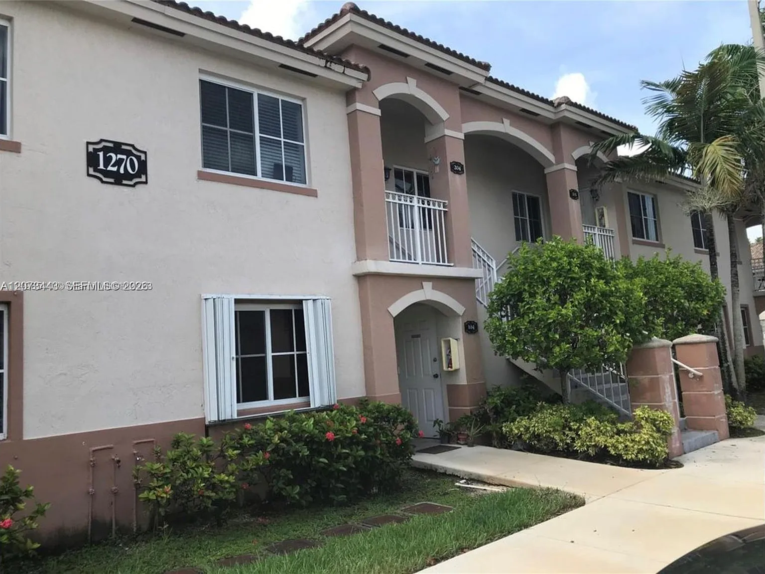 Venetia Gardens Condo — Photo 2