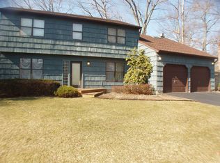 5 Lamb Pl, Dix Hills, NY 11746