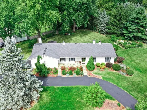 9623 N Hunters Ln, Spring Grove, IL 60081