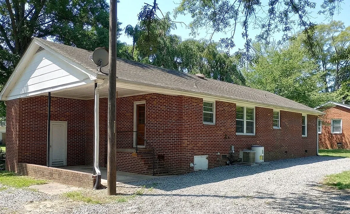3 bed, 1170 sqft, $1,700 — Photo 2