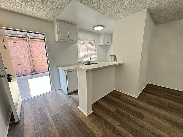 6736 Cleon Ave — Photo 13