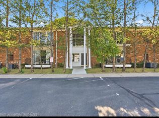 408 Fox Hills Dr S #2, Bloomfield Hills, MI 48304