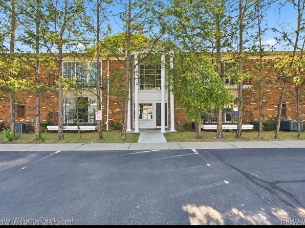 408 Fox Hills Dr S #2, Bloomfield Hills, MI 48304