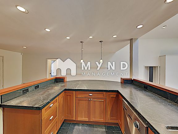 4th image of 2020 Santa Clara St