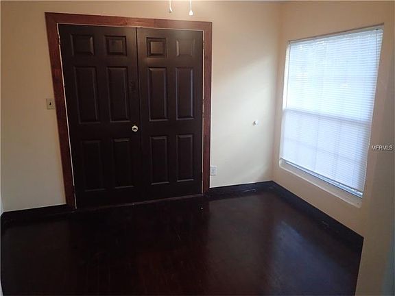 4th image of 902 Camphor Ln