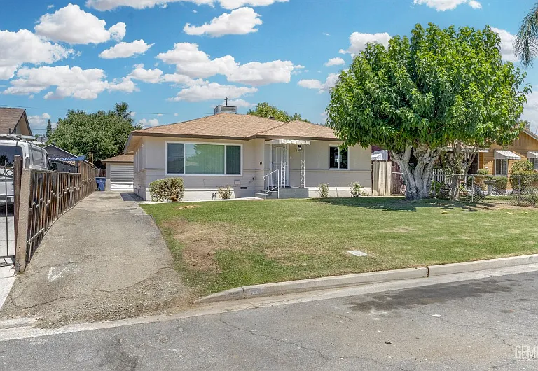 1018 Chester Pl — Photo 1