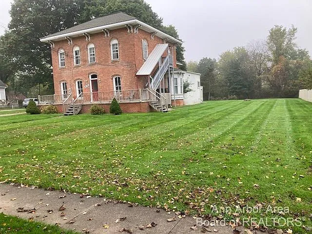 516 W Main St photo 1