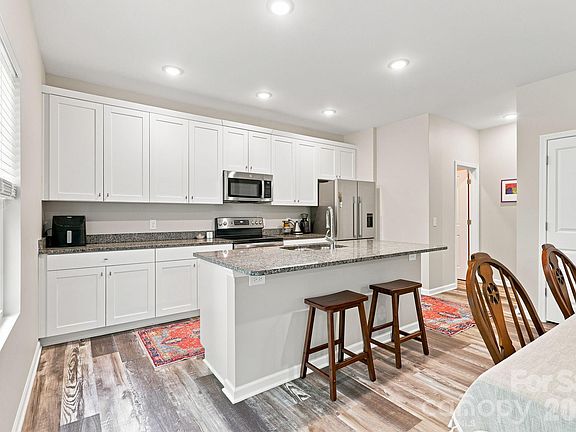 5th image of 3517 Cambridge Pl