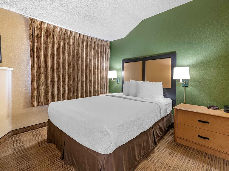 1 Bedroom Suite - 1 Queen Bed