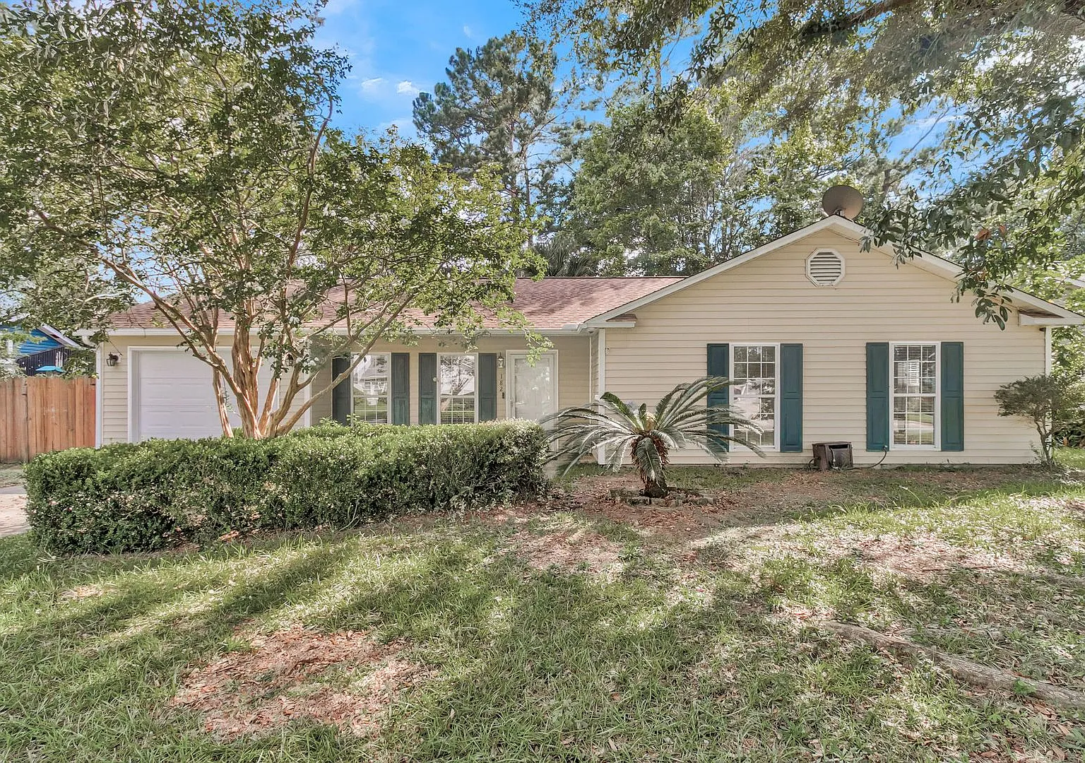 Convenient Summerville Living — Photo 2