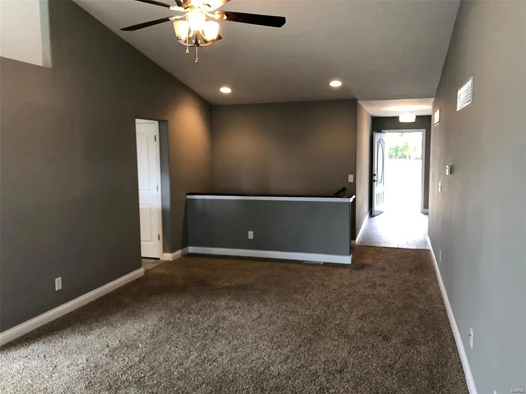 3 bed, 1374 sqft, $2,000 — Photo 2