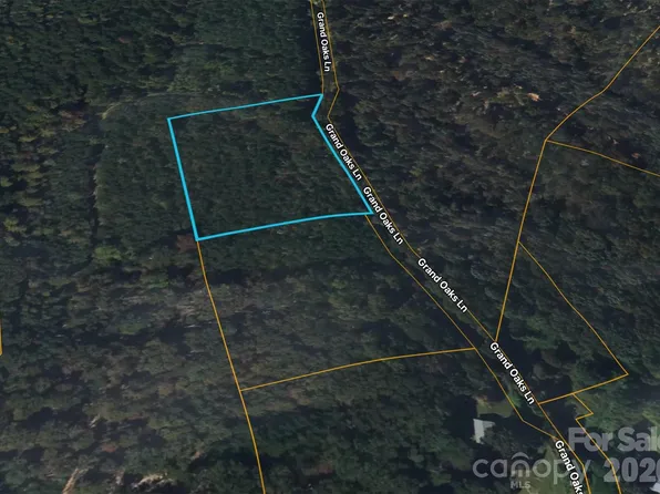 1585 Grand Oaks Ln, Hickory, NC 28602