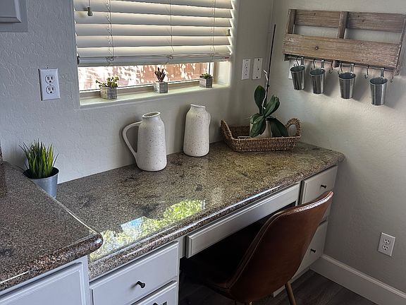 4th image of 634 E Bellerive Pl