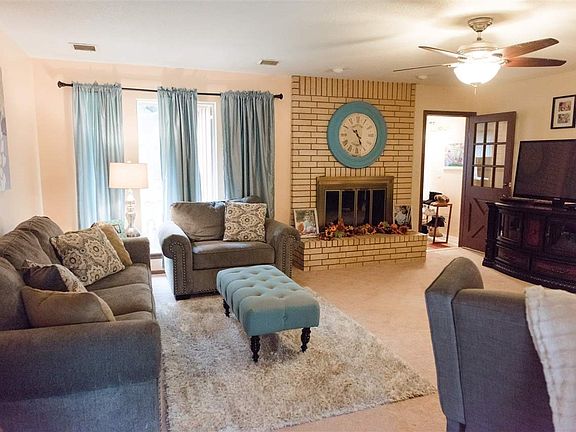 3rd image of 2605 Larkspur Ln