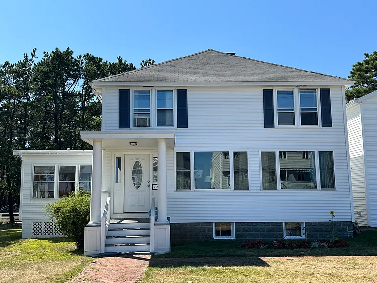 72 Oceanside Dr — Photo 1