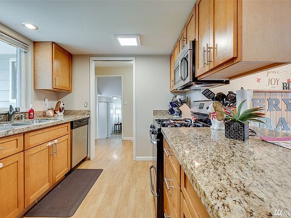 3rd image of 2344 S Flower Ave