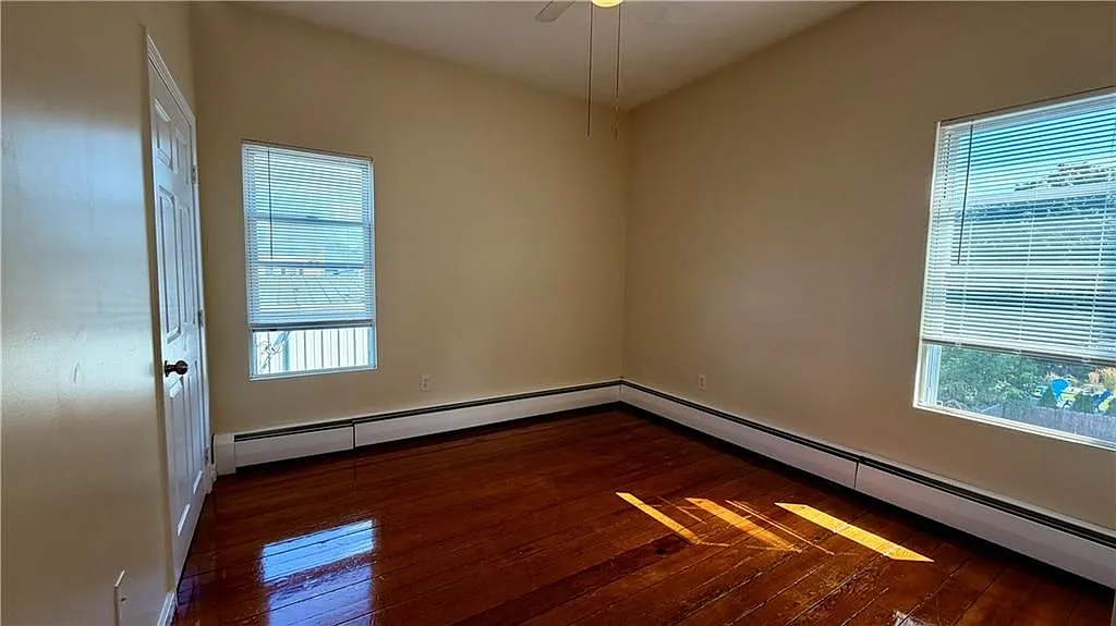 3 bed, 1.0 bath, 1064 sqft, $1,900 — Photo 4