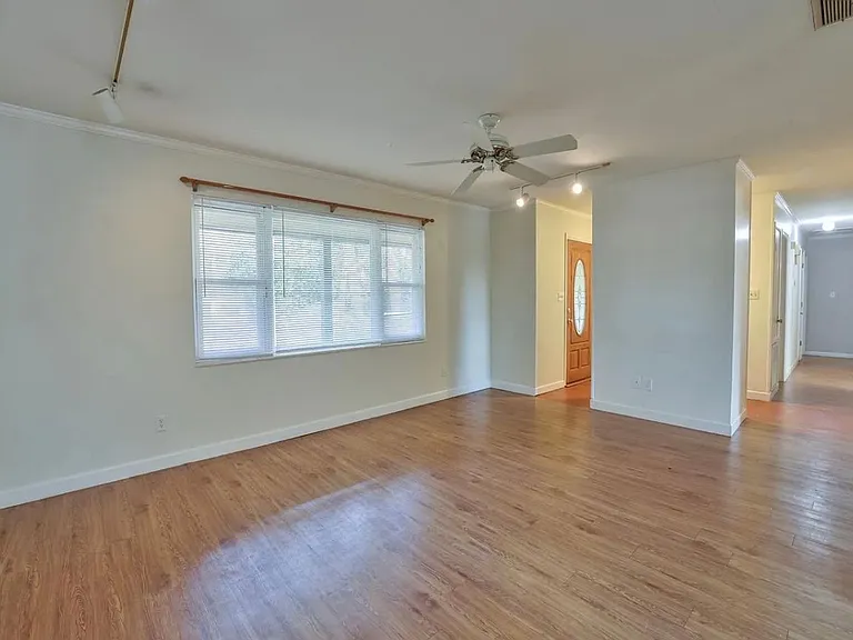 2093 Greenwood Dr — Photo 3