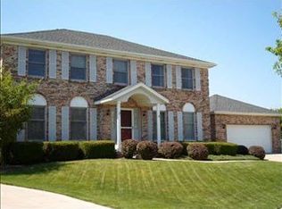 2 Hearthstone Ct, Bloomington, IL