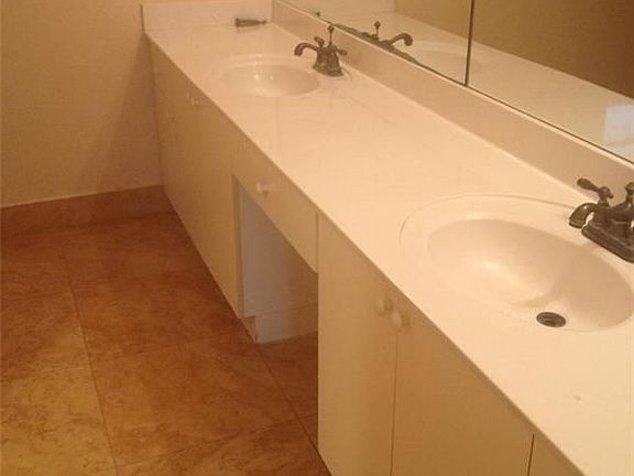 5th image of 4235 N University Dr APT 208