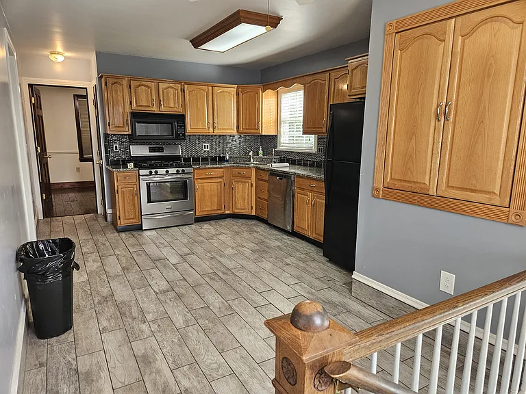 1725 Moore Ave — Photo 9