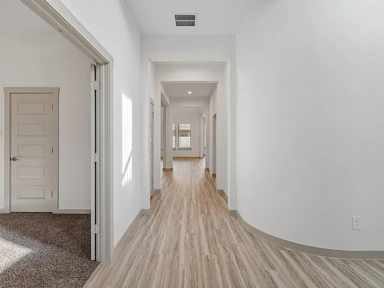 818 Kingwood Dr — Photo 5