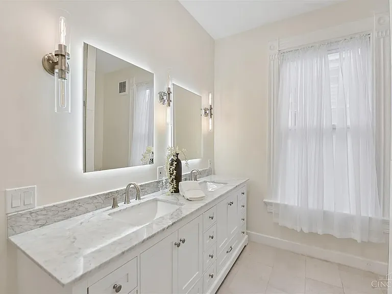 1723 Kinney Ave — Photo 16