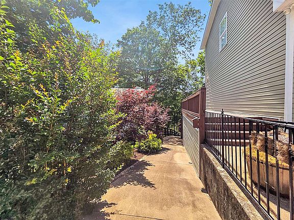 4th image of 128 Lost Cove Ln