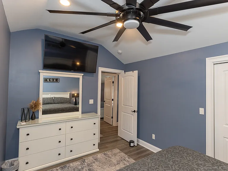 55 Swan Ave — Photo 22