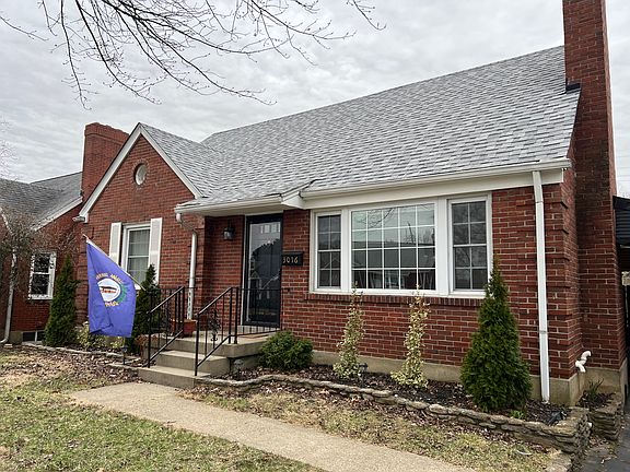 Front-Side of House
(New energy saver roof)
(That is a Commonwealth of KY Flag)