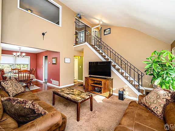 5th image of 28 Cheltenham Pl #1028