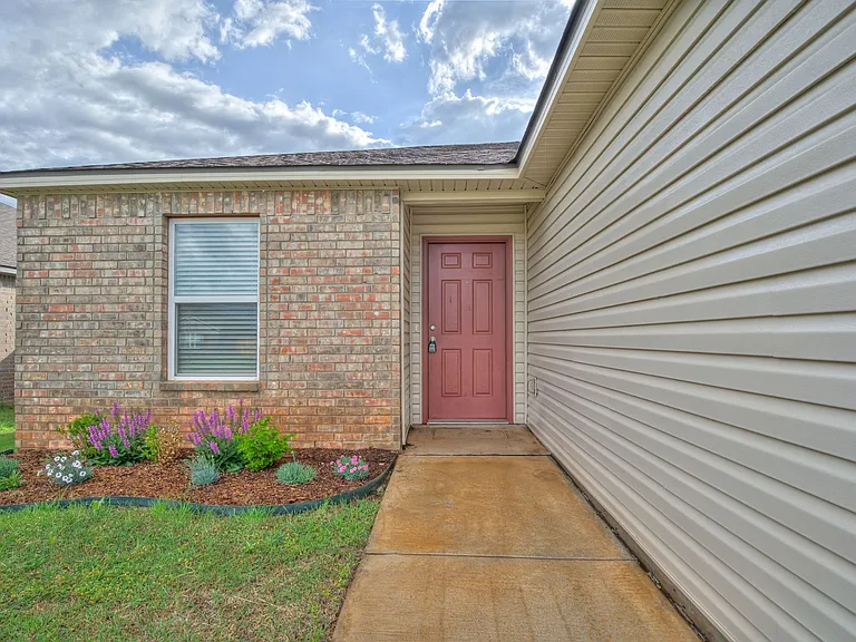 9724 Saddle Dr — Photo 2