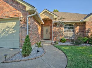 813 SW 32nd St, Moore, OK 73160
