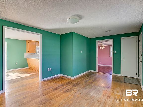 3rd image of 606 E Myrtle Ave