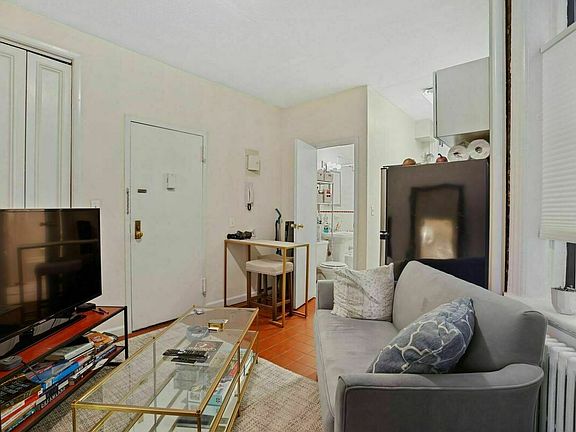5th image of 101 Charles St APT 2RW