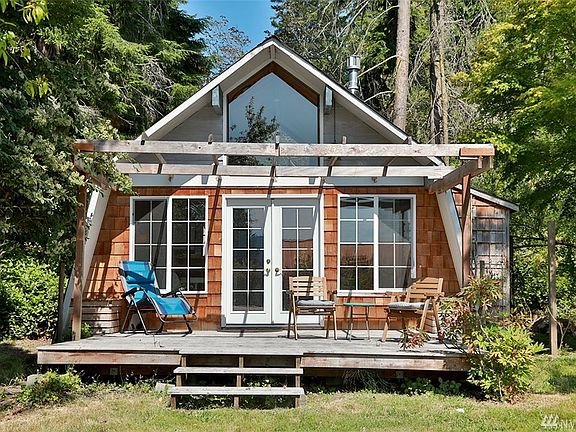 A nice sized deck to sit outdoors and enjoy the afternoon sun or BBQ!