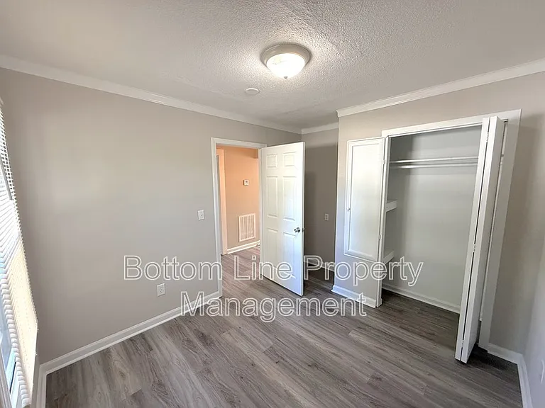 1024 E 10th St — Photo 11