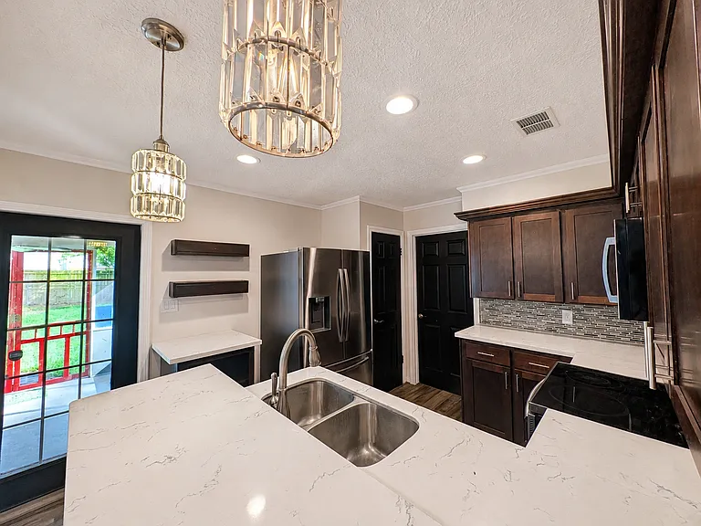 207 W Mink St — Photo 2