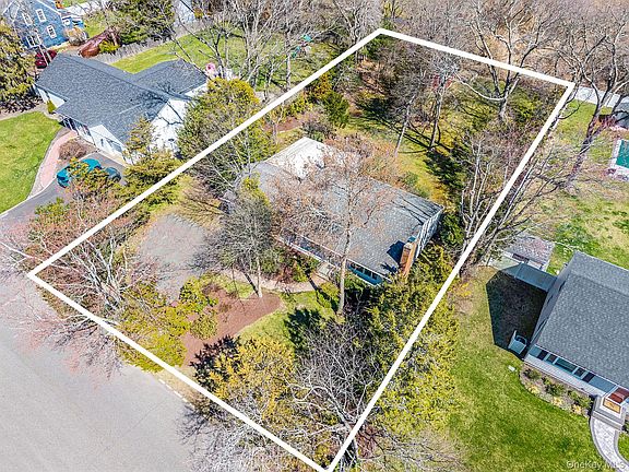 3rd image of 223 Connetquot Road