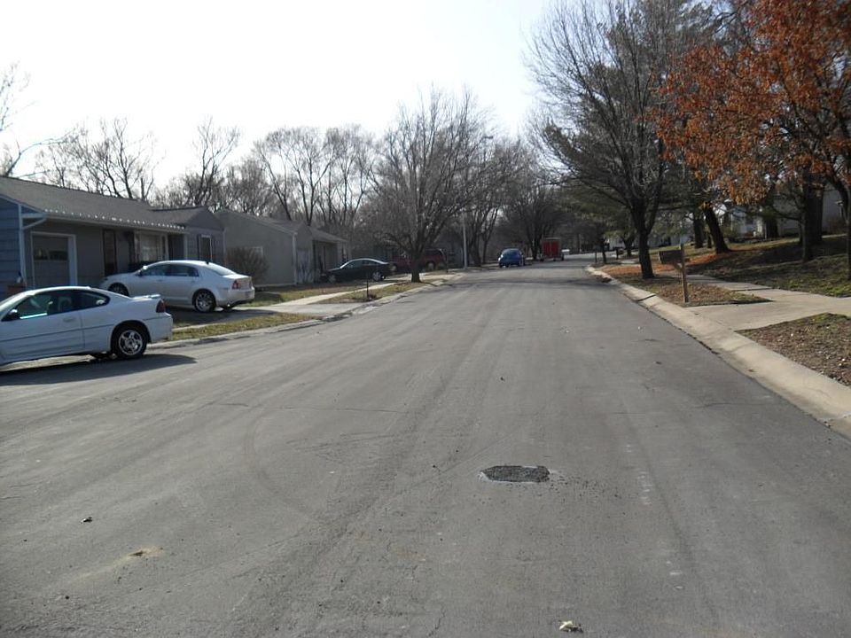 2nd image of 600 E 131st Ct