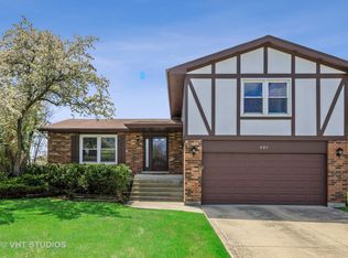 680 Queenswood Ln, Wheaton, IL 60189