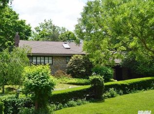 6 Magnolia Dr, Great Neck, NY 11021